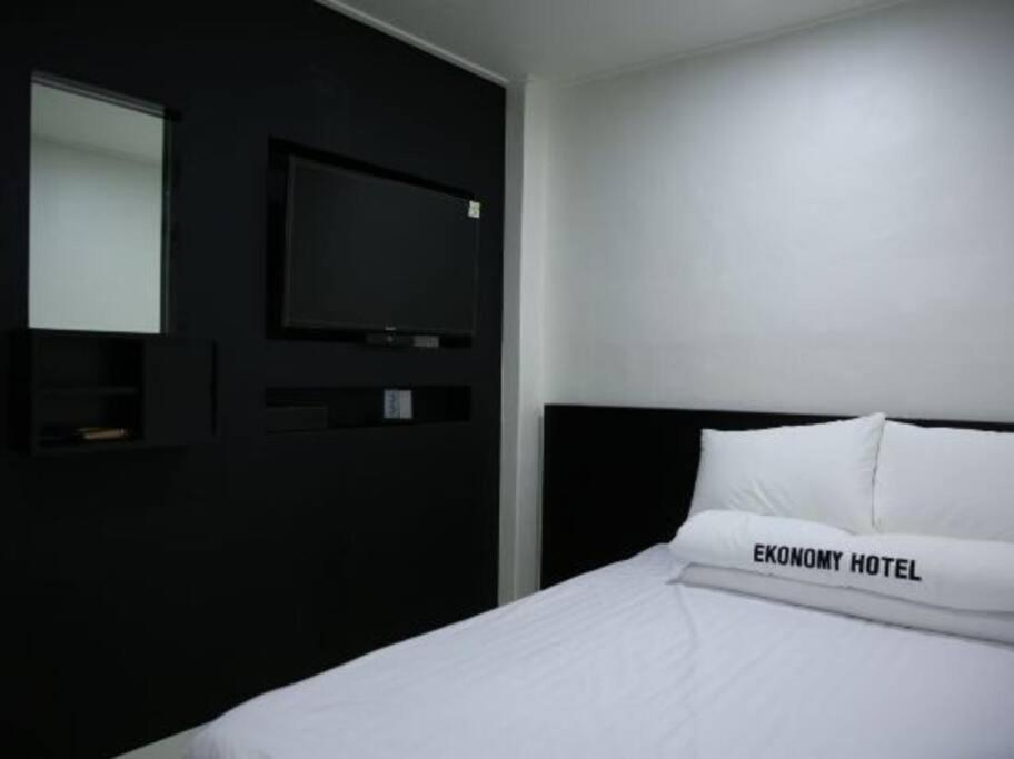 Ekonomy Hotel Gumi Buitenkant foto